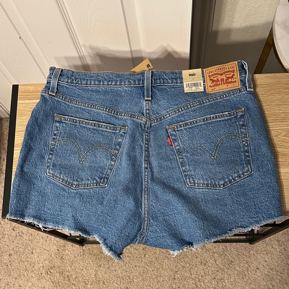 FLASH SALE ✨Levi's Classic Blue Distressed Jean Shorts